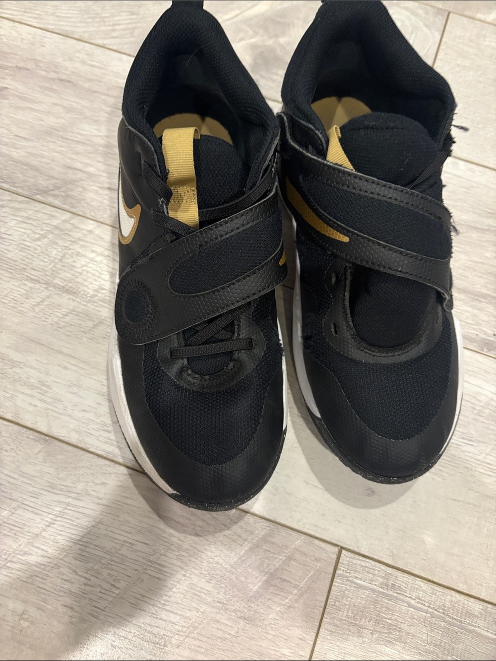 Nike basketball sneakers size 6 with Velcro